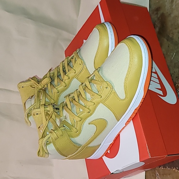 Worn 3 Times. NIKE DUNK HI RETRO. GOLD CANVAS. Men's size 13 - Picture 11 of 14